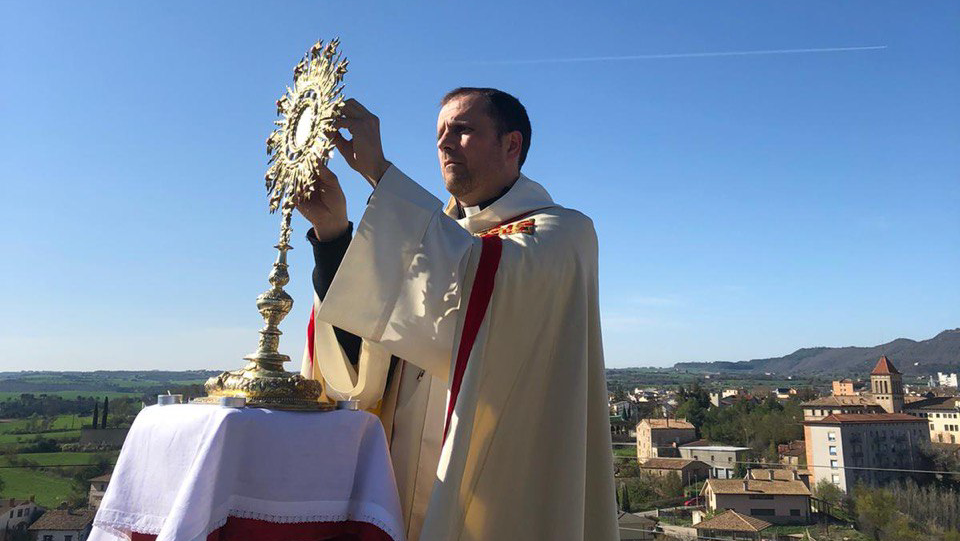 El bisbe de Solsona beneeix la ciutat des del campanar i demana valentia i prudència