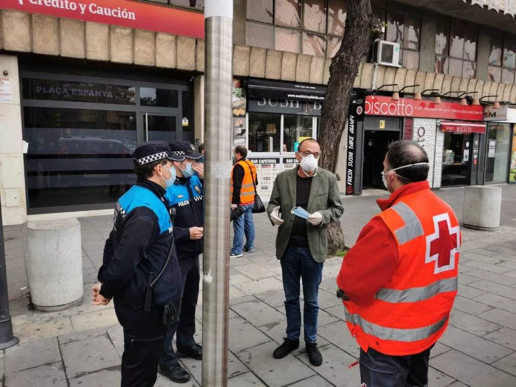 ⏯️ Voluntaris de Creu Roja i de Protecció Civil reparteixen mascaretes al transport públic