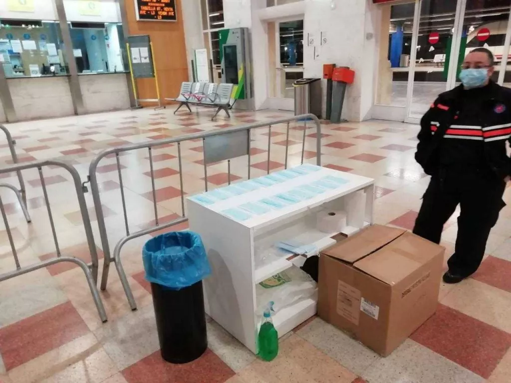 ⏯️ Voluntaris de Creu Roja i de Protecció Civil reparteixen mascaretes al transport públic