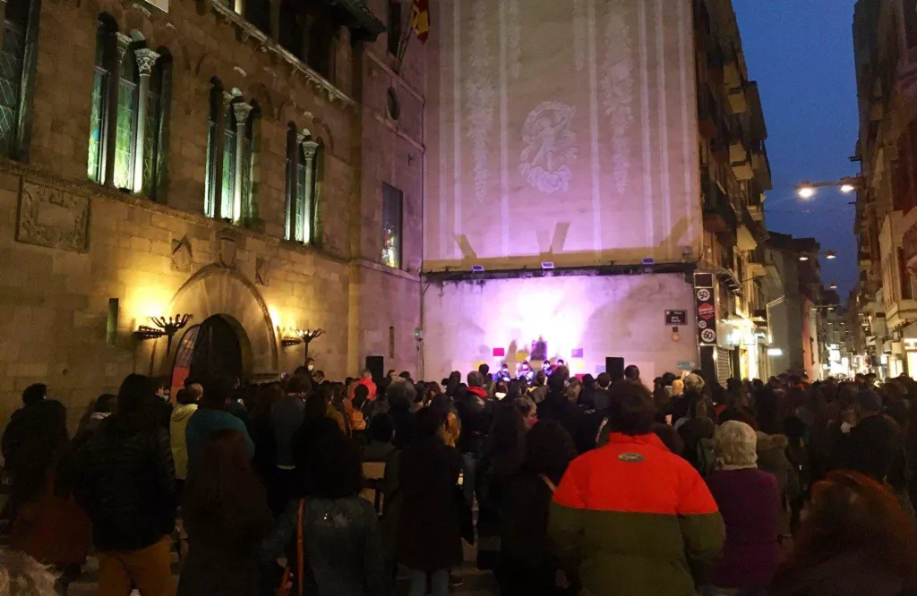 ⏯️ Unes 200 persones alcen la veu a Lleida contra els abusos sexuals a l'Aula de Teatre