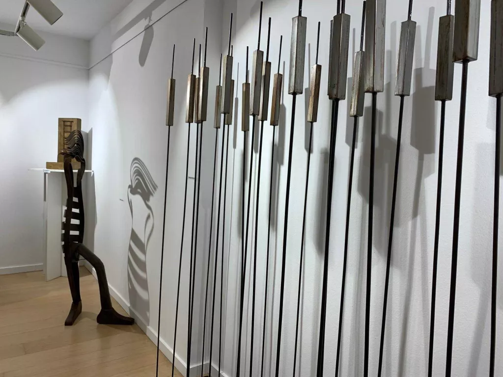 L'Arnau de Vilanova reobre la sala d'exposicions amb les escultures de metall de Manuel de Donato