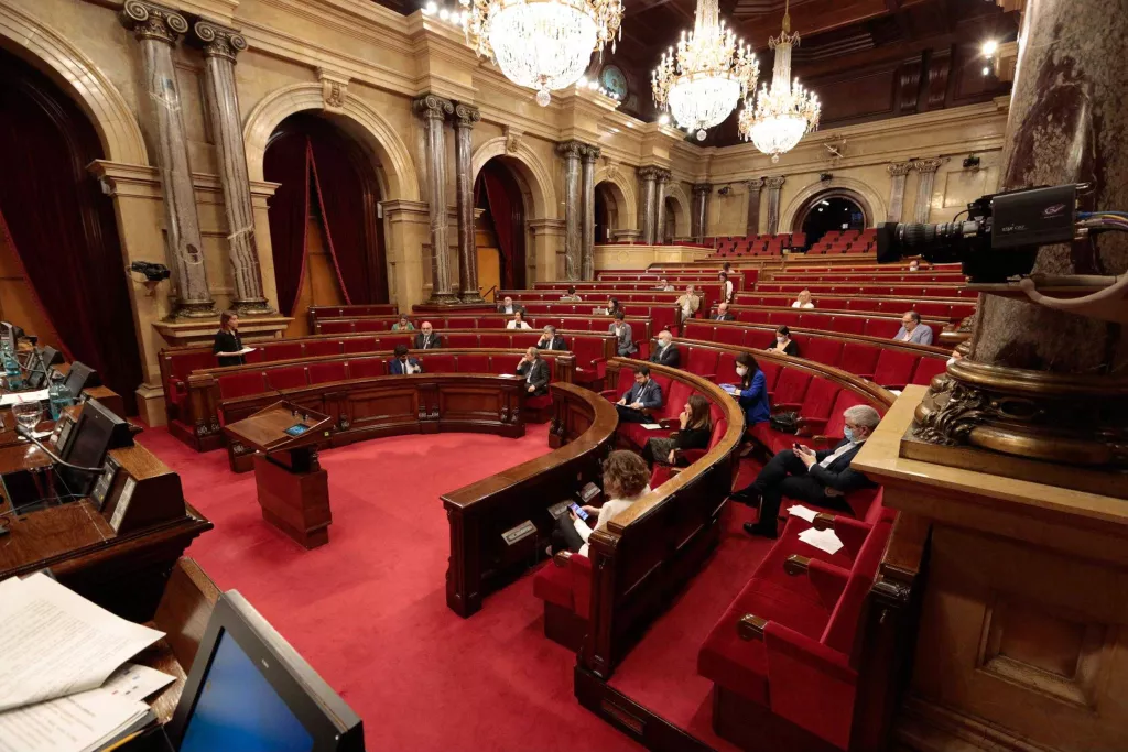 El Parlament valida dos decrets sobre mesures per la covid-19 en la cultura i l'educació en el lleure