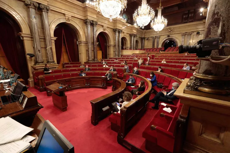 El Parlament valida dos decrets sobre mesures per la covid-19 en la cultura i l'educació en el lleure