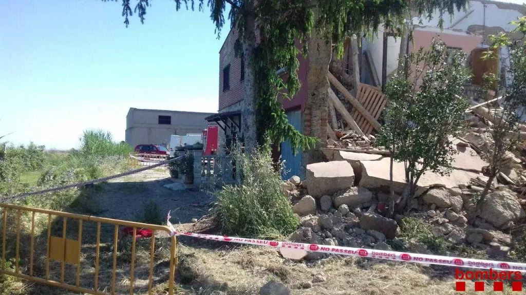 S'esfondra una casa deshabitada a Vilanova de Bellpuig