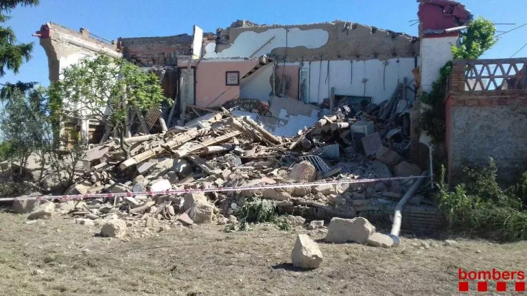 S'esfondra una casa deshabitada a Vilanova de Bellpuig