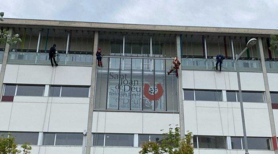 Superherois visiten infants i adolescents d'un hospital lleidatà