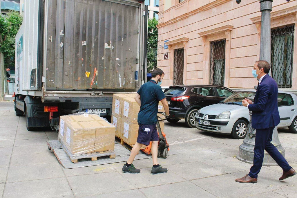 Lliurament de 20.000 mascaretes a Càrites i COCARMI