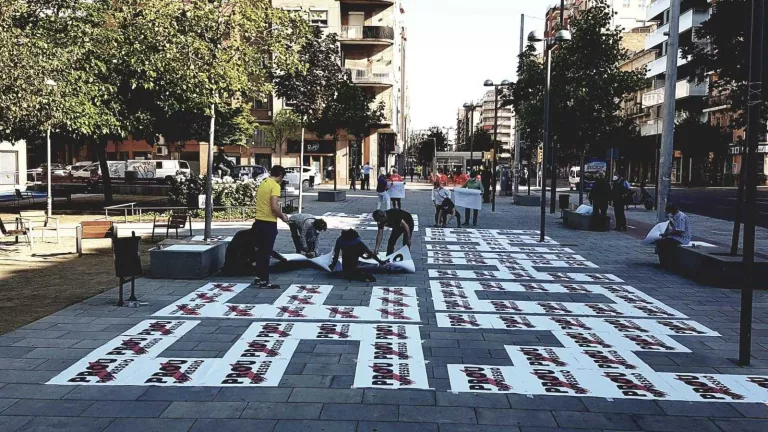 Acció sorpresa d'Òmnium a la plaça Pau Casals