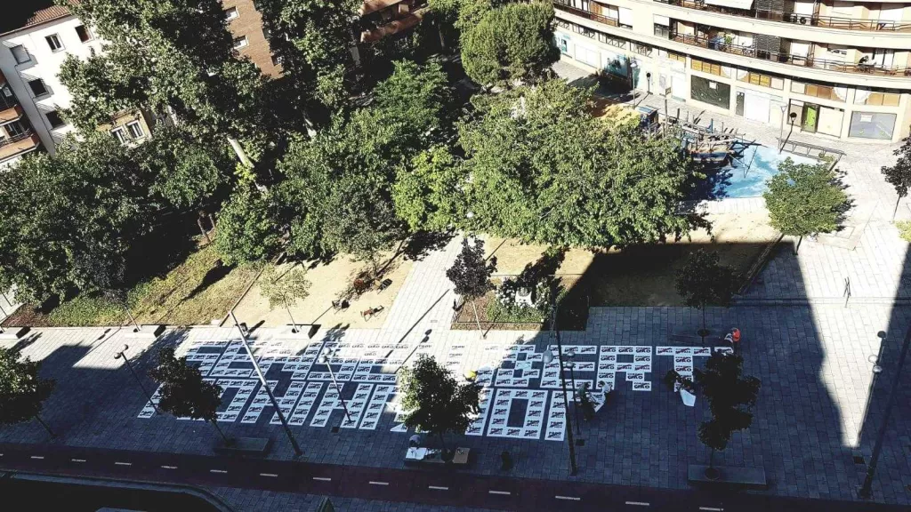 Acció sorpresa d'Òmnium a la plaça Pau Casals