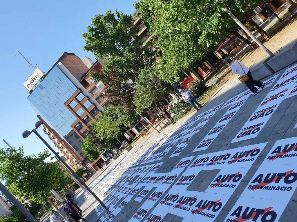 Acció sorpresa d'Òmnium a la plaça Pau Casals