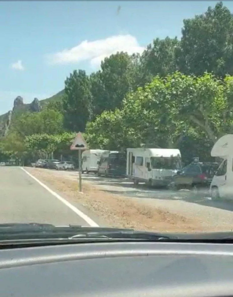 Un municipi de Lleida alerta d'un allau visitants i vehicles el cap de setmana