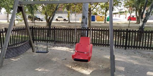Agramunt instal·la un gronxador inclusiu a un parc infantil