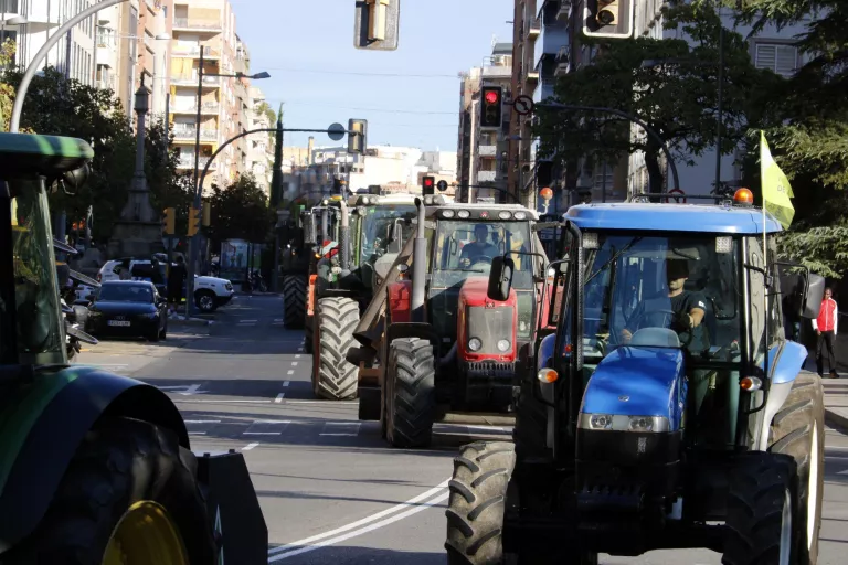 Un centenar de tractors es mobilitzen a Lleida contra l’encariment dels costos agraris