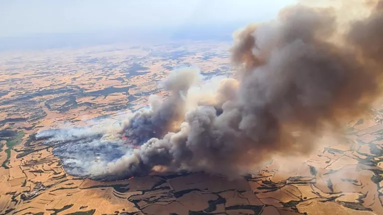 Dos incendis a la Segarra omplen les comarques de Ponent de fum