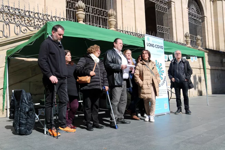Pacients amb covid persistent reclamen atenció i recursos en una acció reivindicativa a Lleida