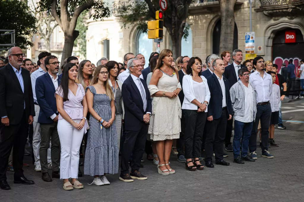 GALERIA: La Diada omple de les tradicionals ofrenes el monument de Rafael Casanova