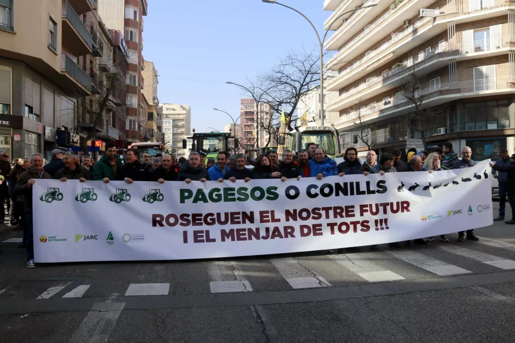 ⏯️ Agricultors llancen conills a les portes d'Acció Climàtica de Lleida com acció de protesta