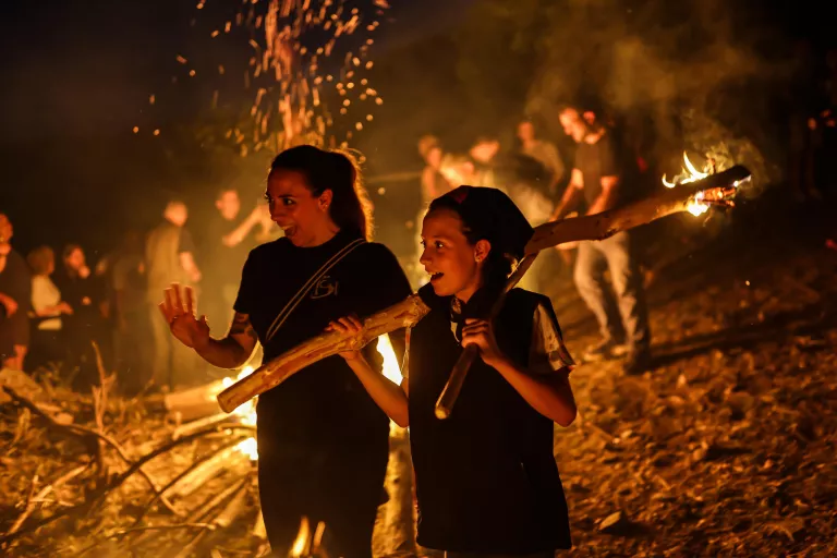 Uns seixanta fallaires mantenen la tradició de la festa del foc a Isil, al Pallars Sobirà
