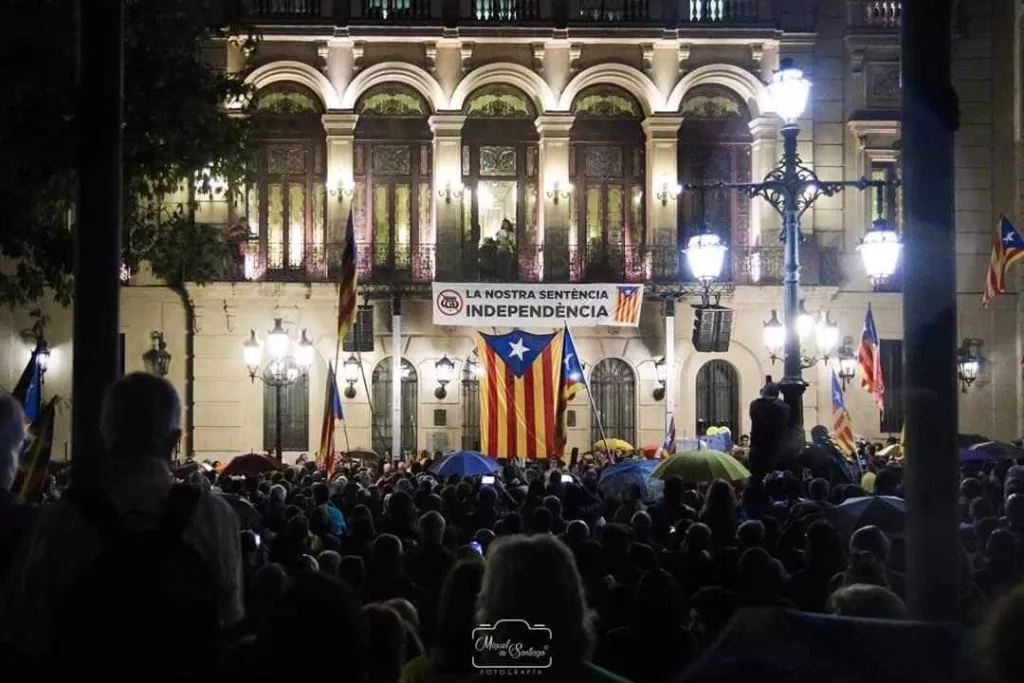 #SentènciaProcés: Unes 8000 persones es manifesten a Lleida sota la pluja contra la sentència del Suprem