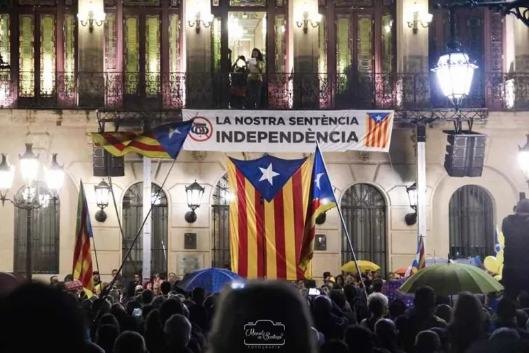 #SentènciaProcés: Unes 8000 persones es manifesten a Lleida sota la pluja contra la sentència del Suprem