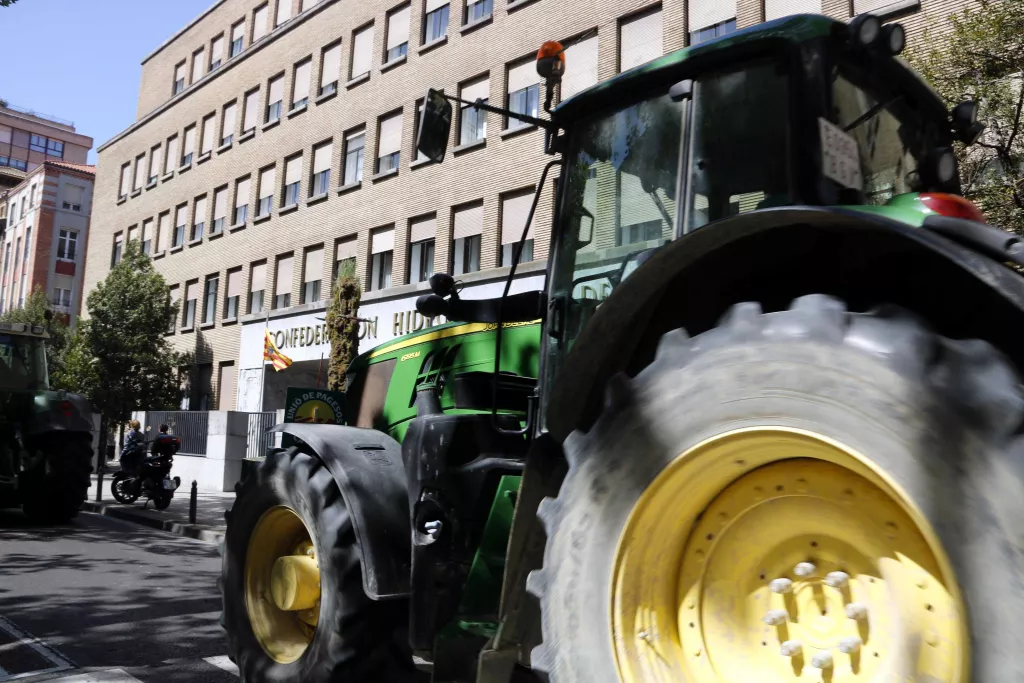 Concentració de desenes de tractors de Ponent i les Terres de l'Ebre davant la CHE