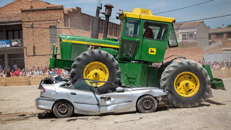 Els tractors s’imposen als urbanites a la Fira de Linyola
