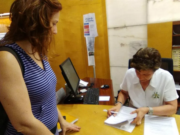 Dones Lleida lliura més d'un miler de signatures per un centre d'acollida a dones maltractades