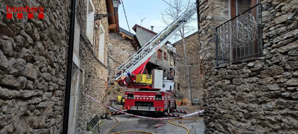 Els Bombers controlen un incendi en una casa a Sort