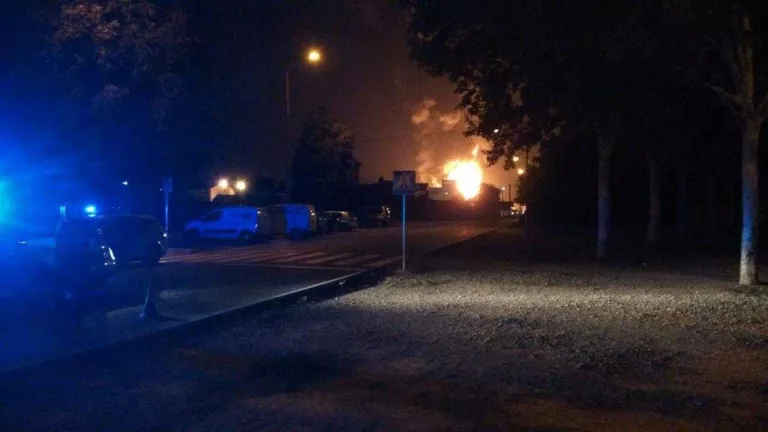 Cremen 5.000 palots de fusta i 1.800 de plàstic en una empresa de fruita a Lleida