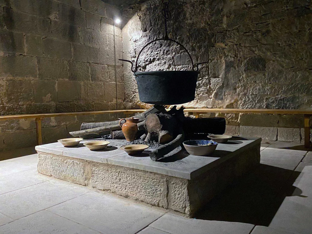 La Casa Gran del Miracle de Riner rehabilita i museïtza la cuina, la quadra i el foc de rotllo