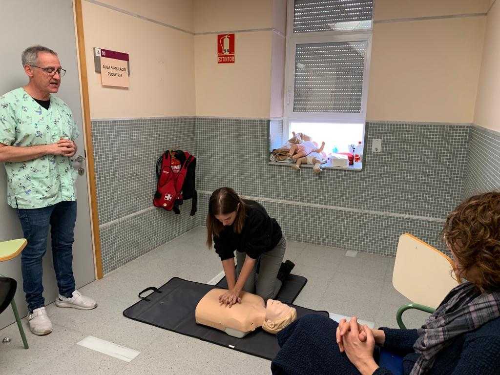 Quaranta docents es formen a l'HUAV en primers auxilis i tècniques de reanimació cardiopulmonar
