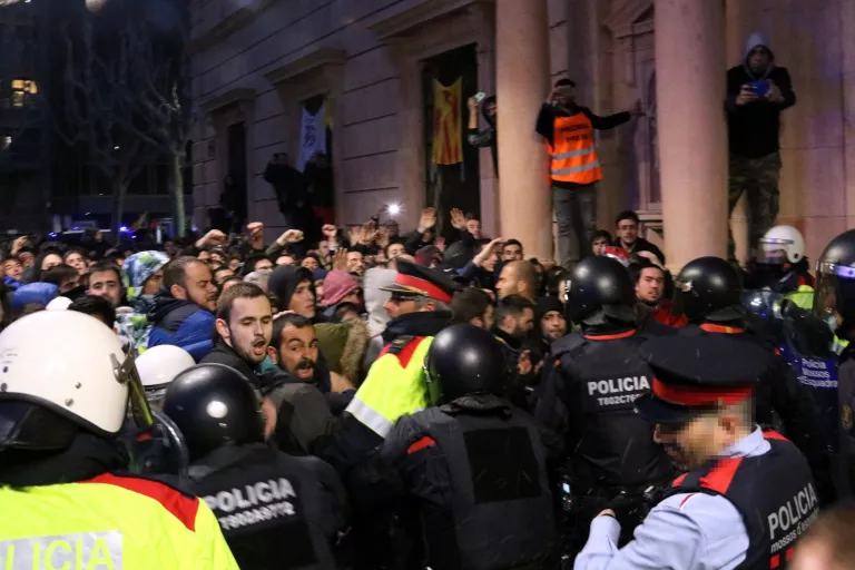 Anar amb la cara tapada, agreujant contra els manifestants a Lleida per la detenció de Puigdemont