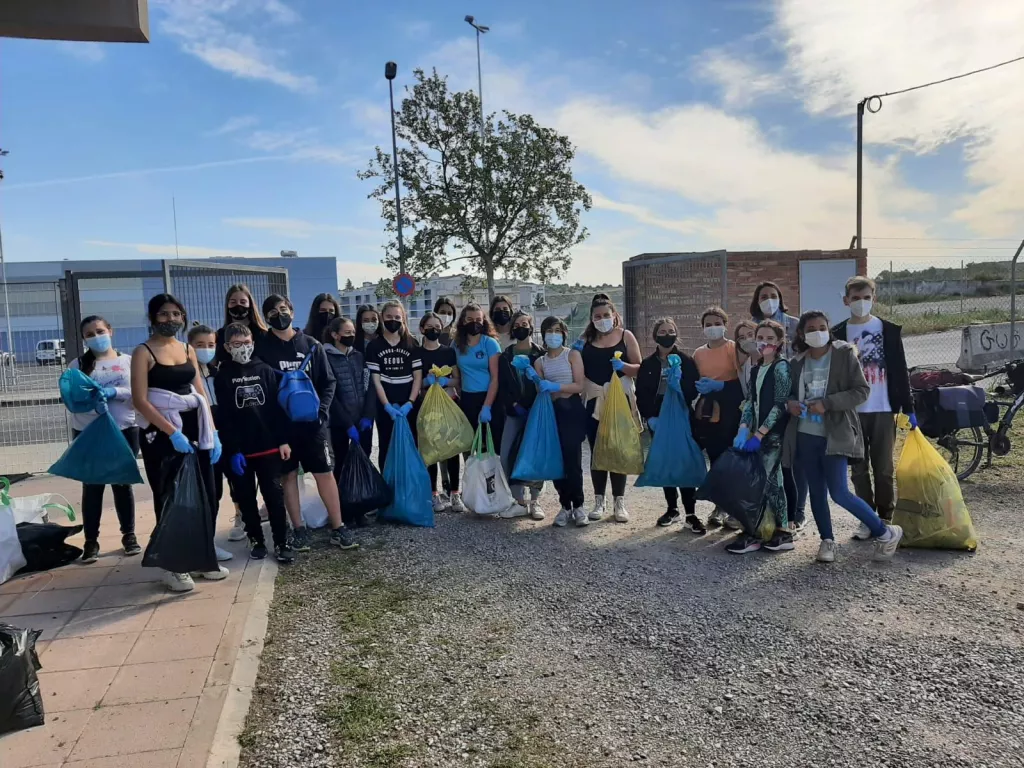 350 escolars participen en la jornada "Let's Clean Up" a Tàrrega