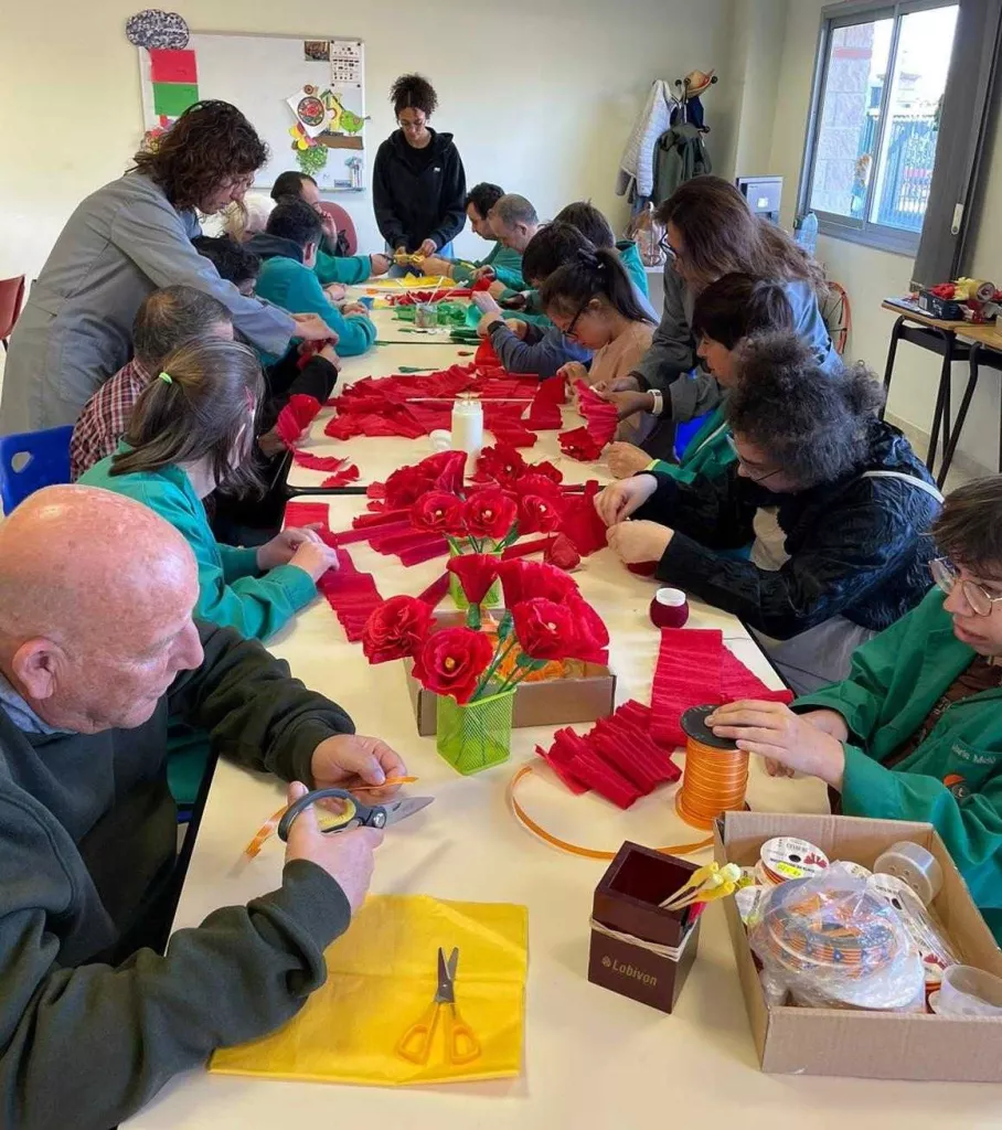 Els usuaris de l'Associació La Torxa elaboren 100 roses de paper per celebrar Sant Jordi