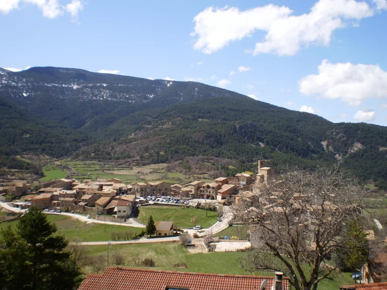 La paradoxa rural: cases buides i famílies sense llar