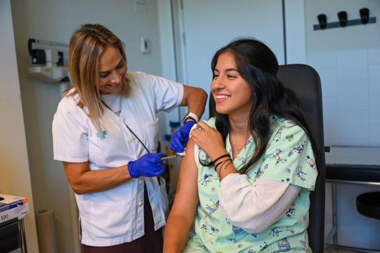 Arrenca la campanya de vacunació: a qui li toca la de la grip, COVID-19 o totes dues