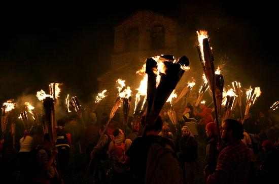Les tradicionals baixades de falles segueixen suspenen dates