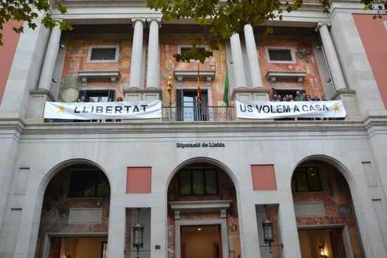 #EleccionsGenerals10N: La Diputació de Lleida torna a penjar a la façana les pancartes per demanar la llibertat dels presos independentistes