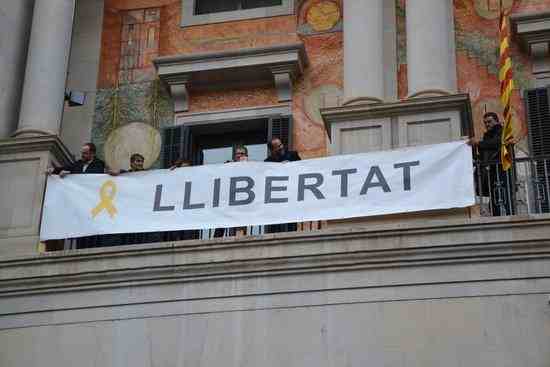 #EleccionsGenerals10N: La Diputació de Lleida torna a penjar a la façana les pancartes per demanar la llibertat dels presos independentistes