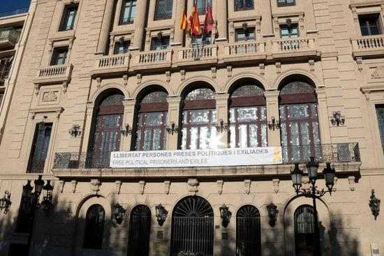 #EleccionsGenerals10N: L'Ajuntament de Lleida penja de nou a la façana la pancarta i el llaç groc de suport als presos independentistes