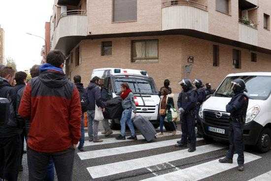 Els Mossos desallotgen dotze famílies que ocupaven un edifici al barri de Balàfia de Lleida des de feia vuit mesos