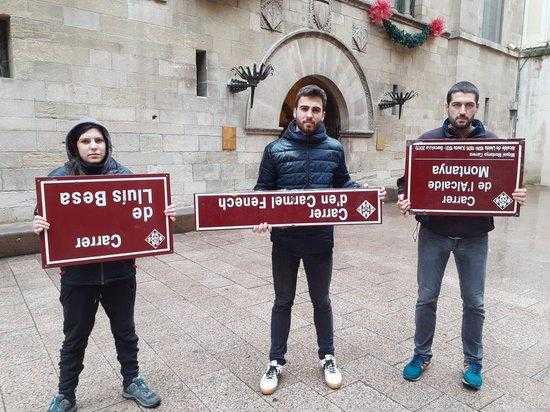L'esquerra independentista arrenca plaques de carrers "franquistes" i les lliura a l'Ajuntament de Lleida