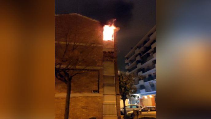 Un incendi obliga a desallotjar 8 pisos d'un bloc de Mollerussa