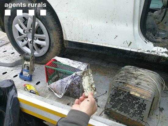 Cauen amb el cotxe en una sèquia quan fugien en ser sorpresos caçant il·legalment ocells a Vallfogona de Balaguer