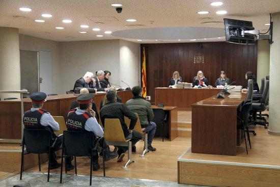 Un matrimoni i el seu fill reconeixen haver-se quedat amb joies i rellotges robats