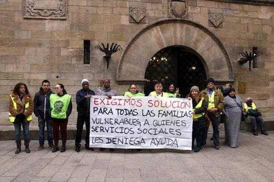 La PAH es concentra davant la Paeria per reclamar solucions definitives per a quatre famílies vulnerables