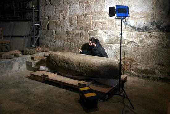Una restauració "quirúrgica" permet recuperar els gravats dels menhirs del Solsonès