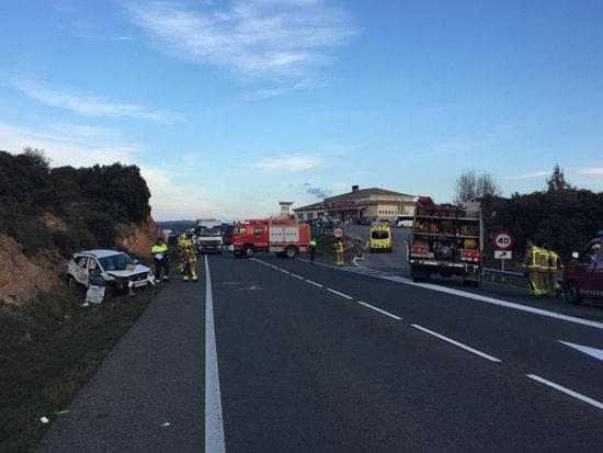 Un mort i quatre ferits, un crític i un greu, en un accident de trànsit a Vilanova de l'Aguda