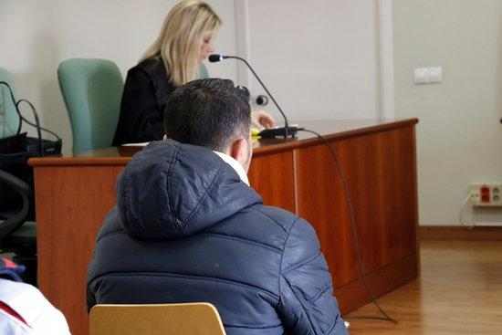 L'acusat d'intentar llançar per la finestra l'exparella diu que la denúncia és falsa