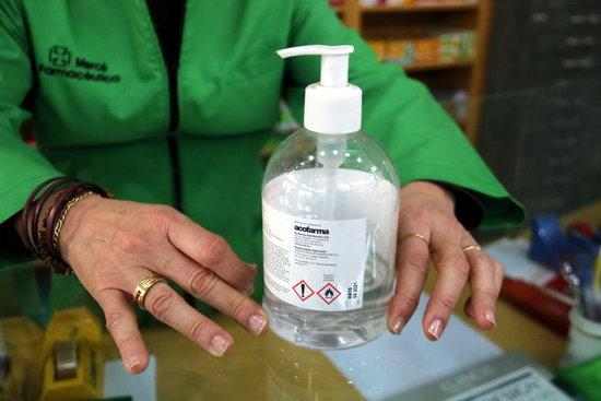 Gels desinfectants al doble de preu: els farmacèutics recorren a proveïdors no habituals